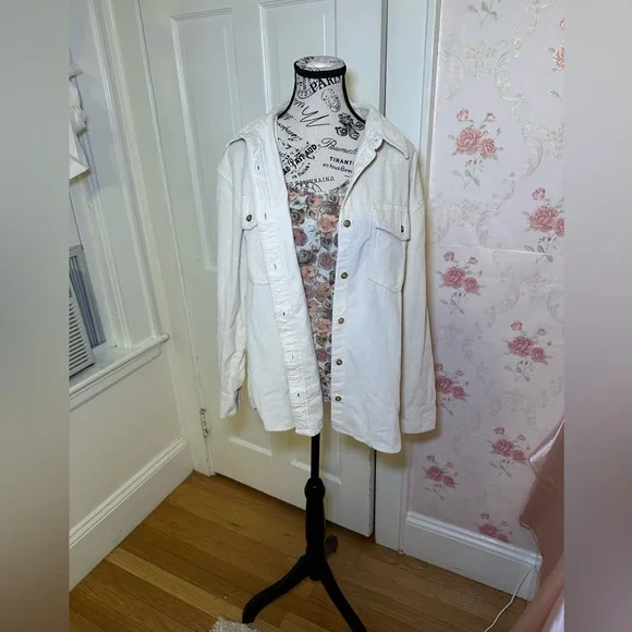 LYDIA’S FLORAL TOP 5x02 - Picture 2 of 3